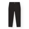 Pantalon noir pour garçon avec poches latérales et taille ajustable.