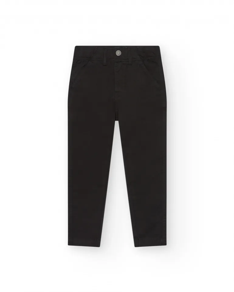 Pantalon noir pour garçon avec poches latérales et taille ajustable.