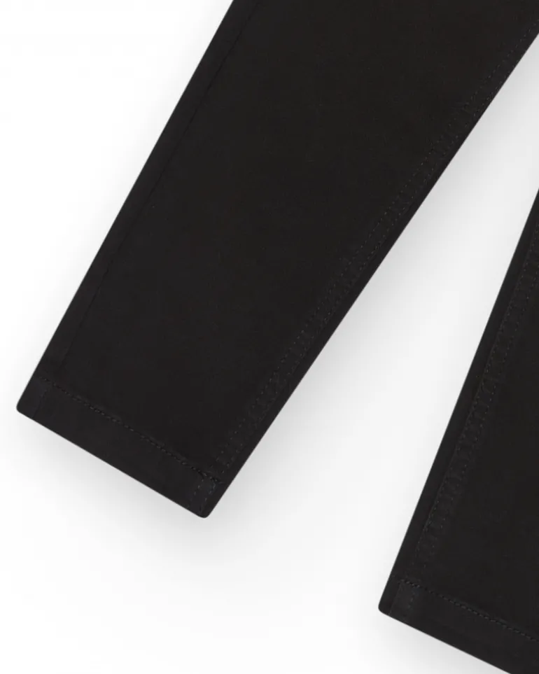 Pantalon noir pour garçon avec coupe ajustée et poches fonctionnelles.
