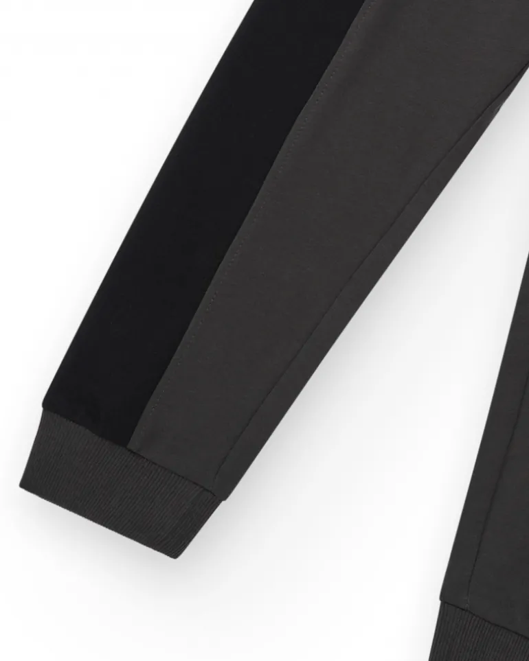 Pantalon pour garçon en gris et vert avec taille ajustable et poches.