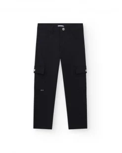 Pantalon pour garçon en noir avec poches et fermeture à bouton.