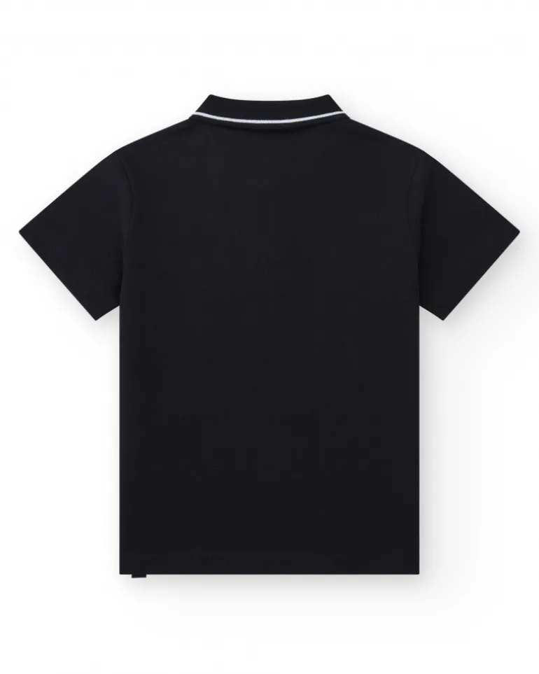 Polo pour garçon en noir avec fermeture à boutons et col avec bordures contrastées.