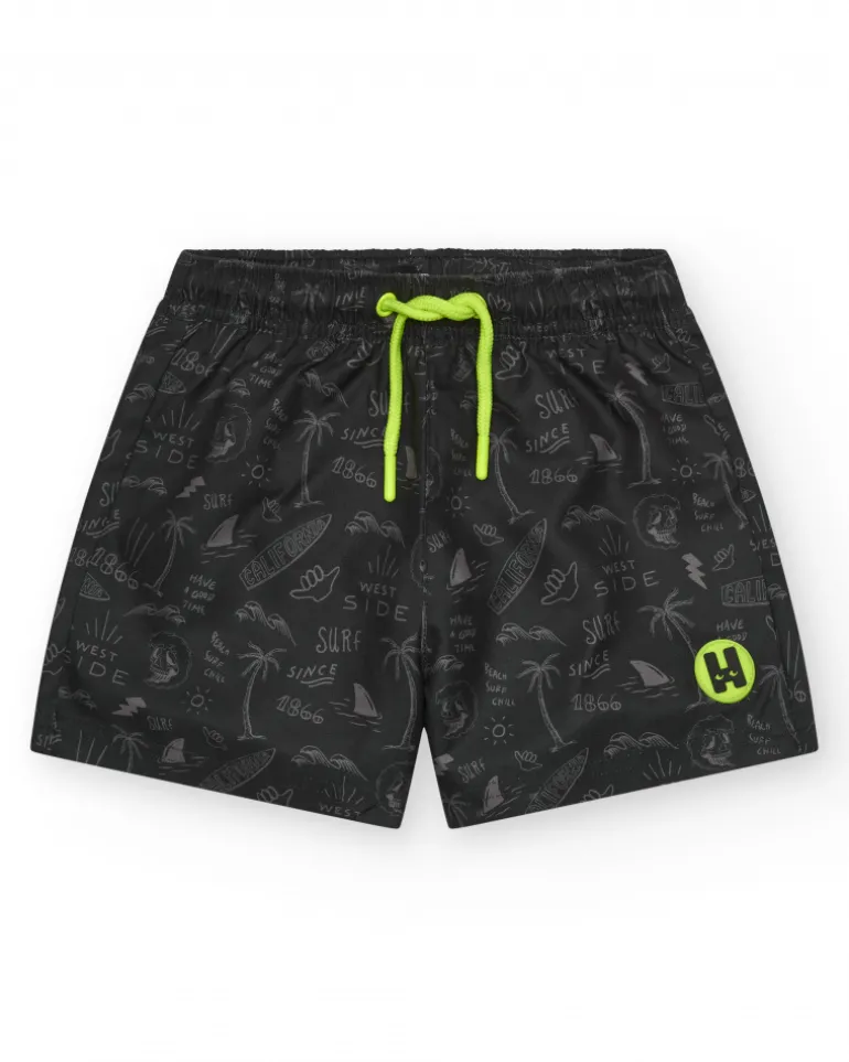 Short de bain noir pour garçon avec imprimé surfeur et cordon fluo.