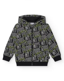 Sweat-shirt pour garçon en noir avec capuche et poches latérales.