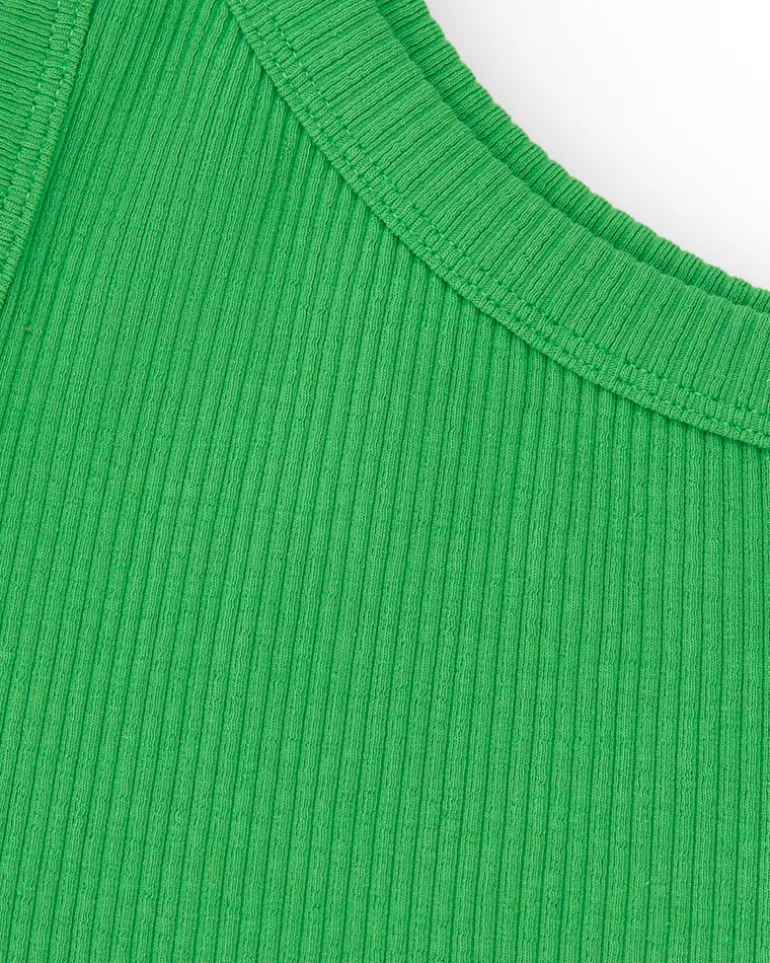 Top pour fille en vert avec bretelle asymétrique et broderie florale.