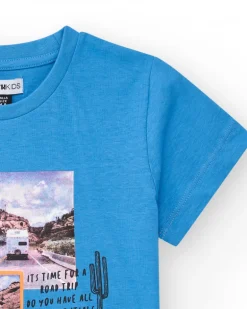 T-shirt à manches courtes pour garçon en bleu avec imprimé et message sur les voyages.
