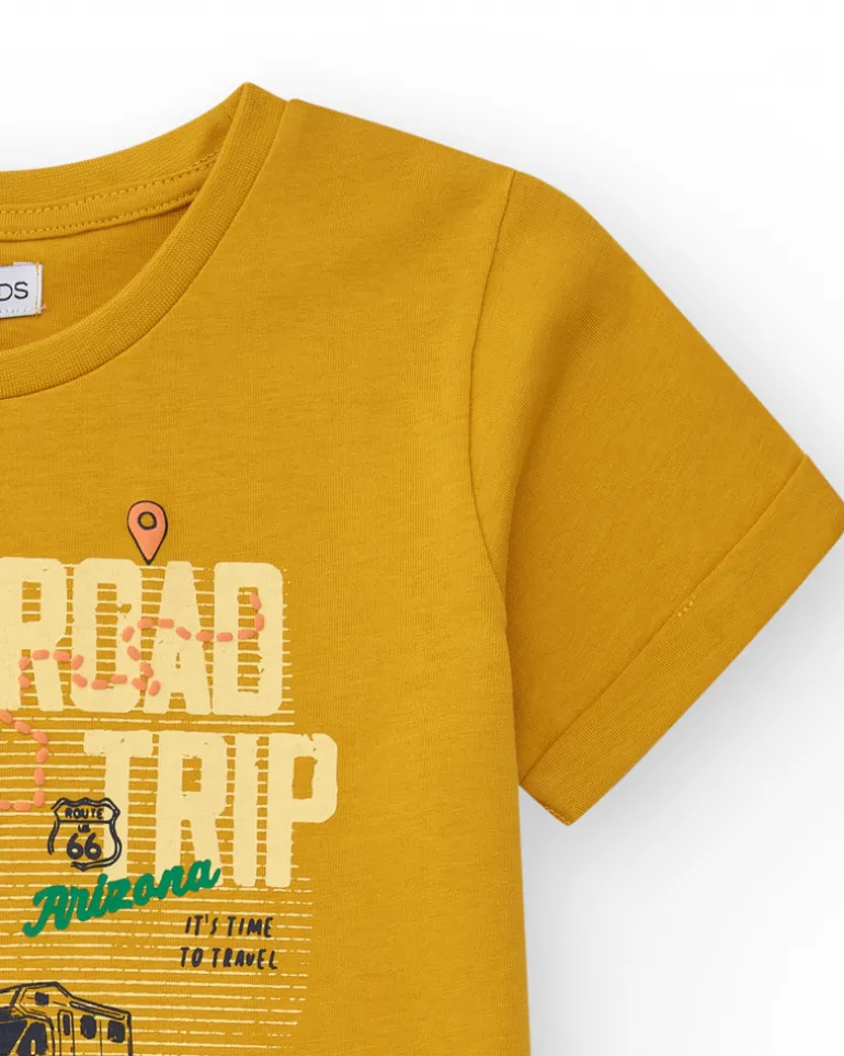 T-shirt à manches courtes pour garçon en moutarde avec imprimé frontal.