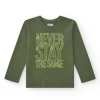 T-shirt à manches longues pour garçon en vert avec texte imprimé.