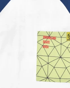T-shirt à manches longues pour garçon en blanc avec poche verte.