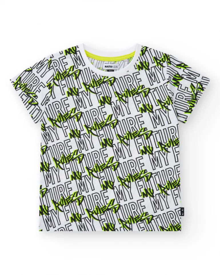 T-shirt pour garçon en blanc avec lettres imprimées en vert et noir.