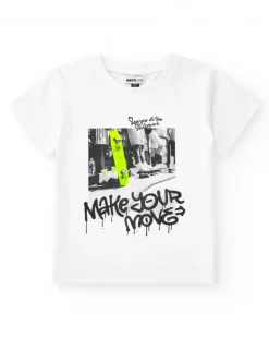 T-shirt pour garçon en blanc avec détails de skateboard.