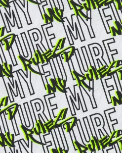 T-shirt pour garçon en blanc avec lettres imprimées en vert et noir.