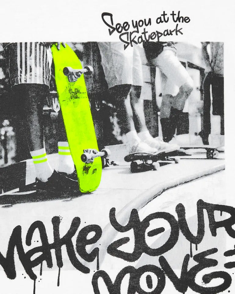 T-shirt pour garçon en blanc avec détails de skateboard.
