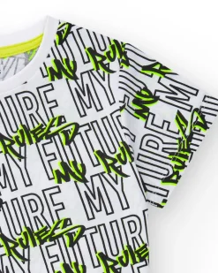 T-shirt pour garçon en blanc avec lettres imprimées en vert et noir.