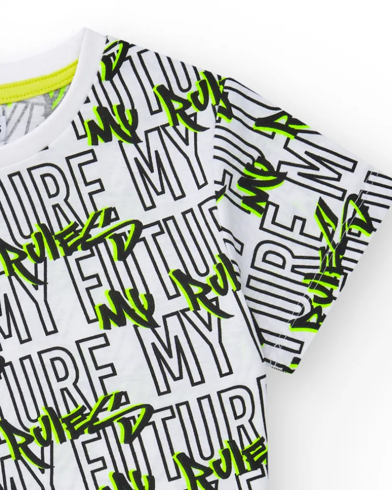 T-shirt pour garçon en blanc avec lettres imprimées en vert et noir.