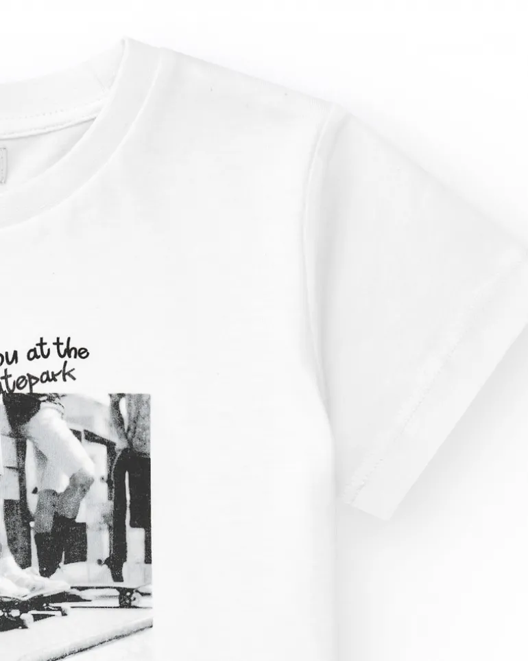 T-shirt pour garçon en blanc avec détails de skateboard.
