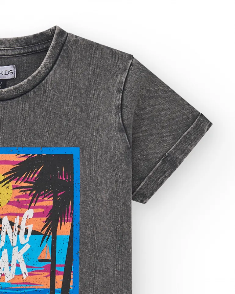 T-shirt pour garçon en gris avec imprimé tropical.