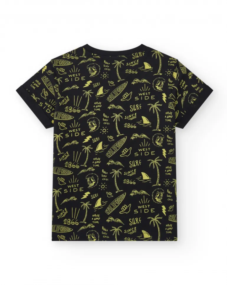 T-shirt pour garçon en noir avec poche avant et imprimé.