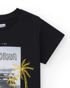 T-shirt pour garçon en noir avec imprimé photographique.