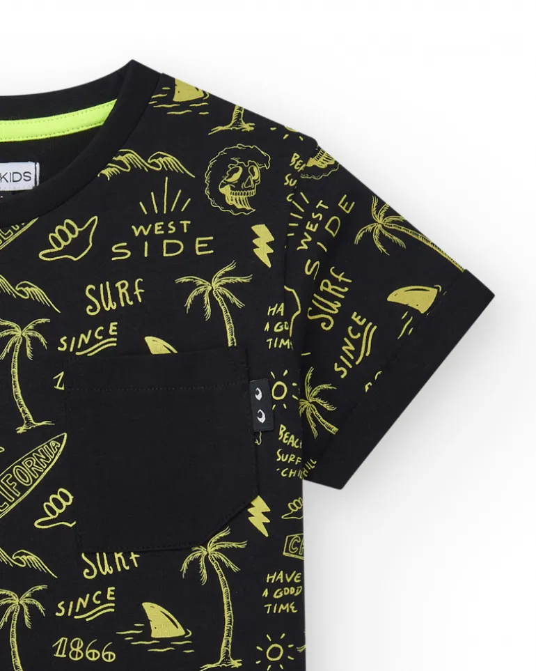 T-shirt pour garçon en noir avec poche avant et imprimé.
