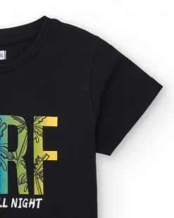 T-shirt pour garçon en noir avec imprimé multicolore.