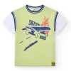 T-shirt pour garçon en vert avec manches blanches et texte accrocheur.