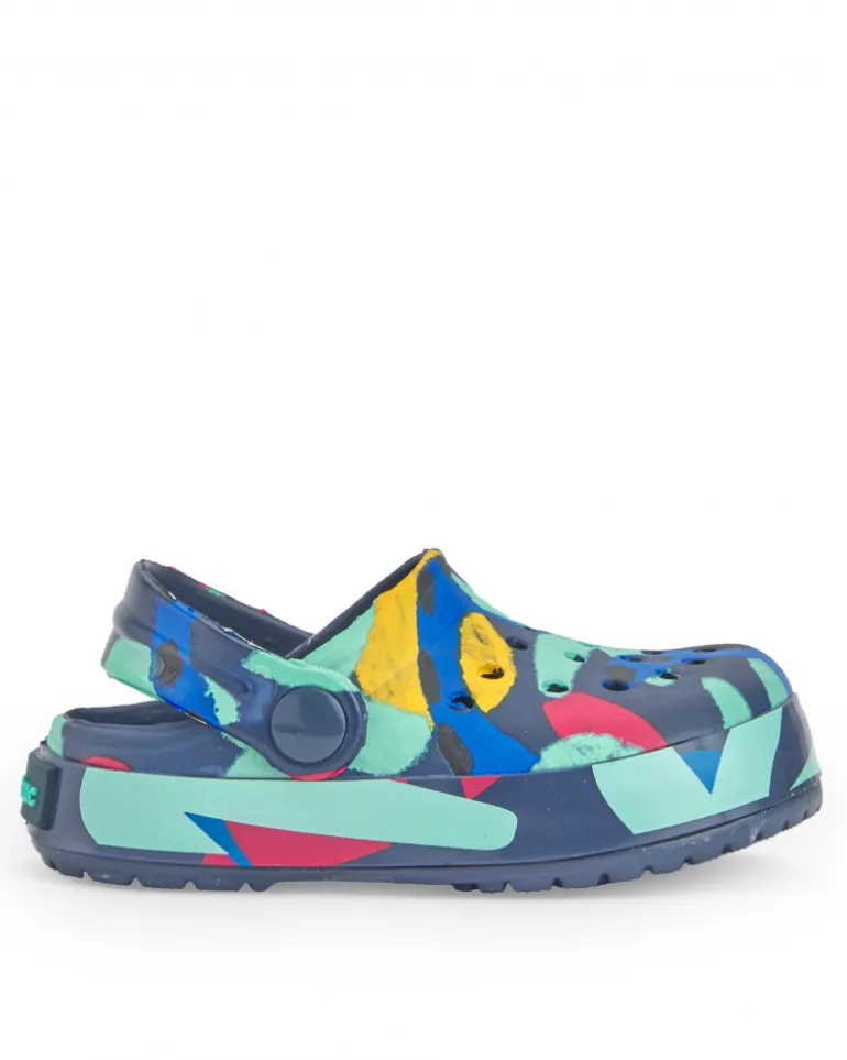 Zuecos para niño multicolor con diseño abstracto